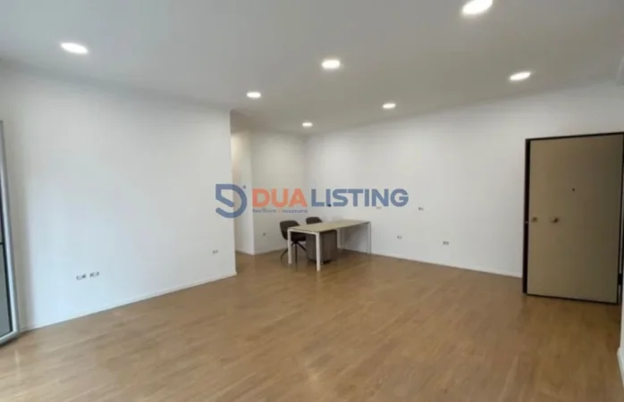 Tirane, jepet me qera ambjent biznesi , 100 m² 1.300 € (Hilton)