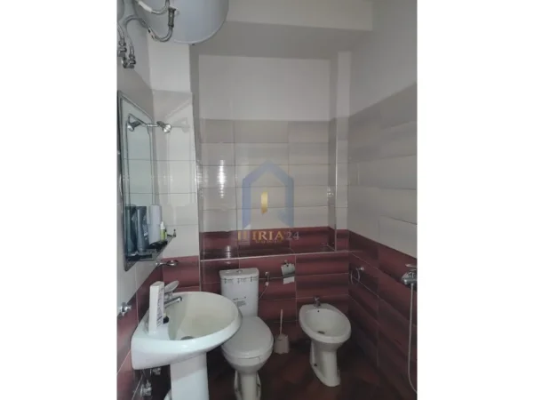 Tirane, jap me qera garsonier 1+1 Kati 6, 40 m² 330 € (Garzoniere me qira ne Ali Dem Kompleksi Grand)