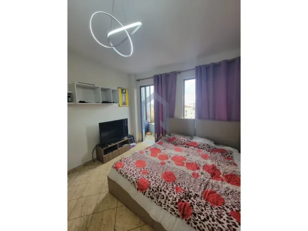 Tirane, jap me qera garsonier 1+1 Kati 6, 40 m² 330 € (Garzoniere me qira ne Ali Dem Kompleksi Grand)