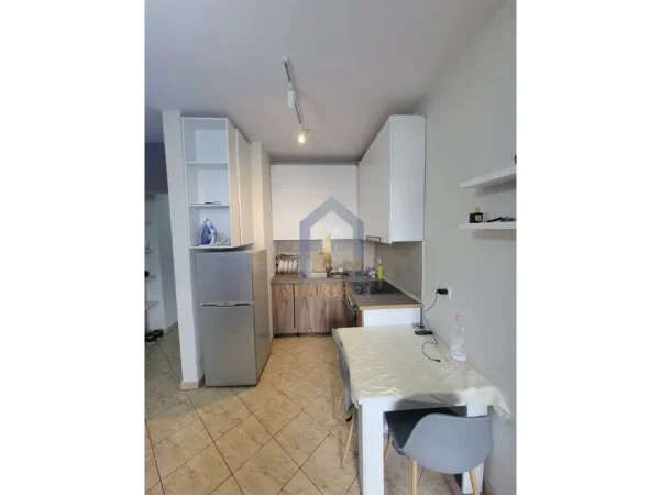 Tirane, jap me qera garsonier 1+1 Kati 6, 40 m² 330 € (Garzoniere me qira ne Ali Dem Kompleksi Grand)