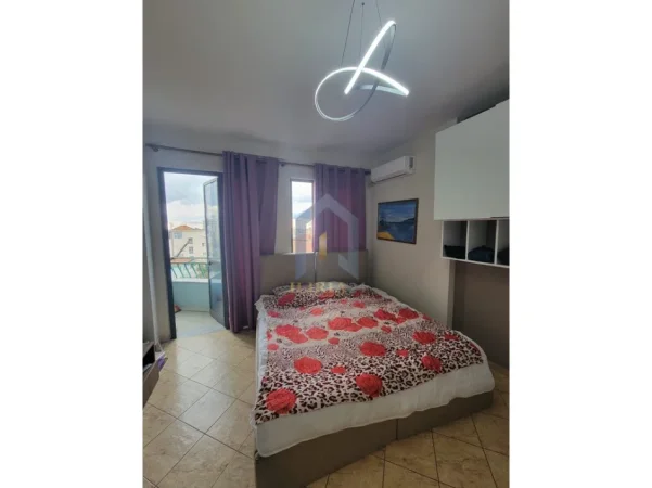 Tirane, jap me qera garsonier 1+1 Kati 6, 40 m² 330 € (Garzoniere me qira ne Ali Dem Kompleksi Grand)