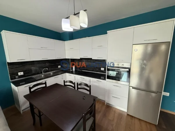 Tirane, jepet me qera apartament 2+1 , 800 € (Kopshti Zoologjik)