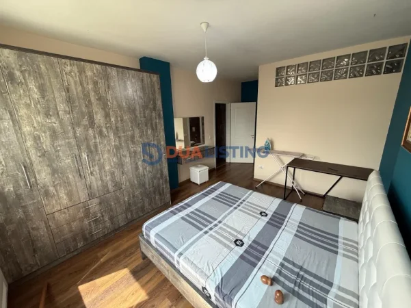Tirane, jepet me qera apartament 2+1 , 800 € (Kopshti Zoologjik)