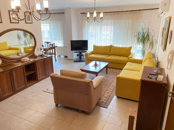 Tirane, jepet me qera apartament duplex 3+1+Ballkon , 150 m² 1.200 € (Rruga e Elbasanit)