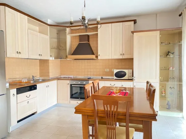 Tirane, jepet me qera apartament duplex 3+1+Ballkon , 150 m² 1.200 € (Rruga e Elbasanit)