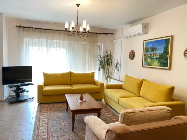 Tirane, jepet me qera apartament duplex 3+1+Ballkon , 150 m² 1.200 € (Rruga e Elbasanit)