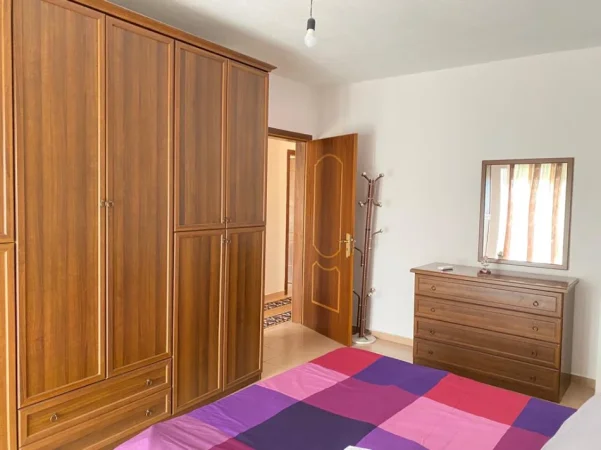 Tirane, jepet me qera apartament duplex 3+1+Ballkon , 150 m² 1.200 € (Rruga e Elbasanit)