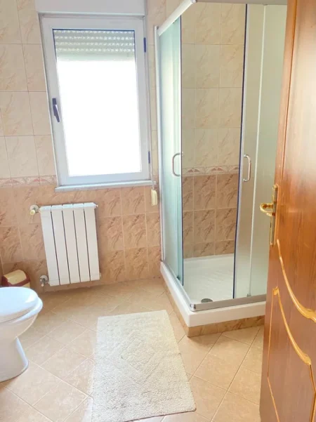 Tirane, jepet me qera apartament duplex 3+1+Ballkon , 150 m² 1.200 € (Rruga e Elbasanit)