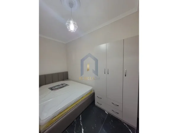 Tirane, jepet me qera apartament 1+1 Kati 2, 50 m² 400 € (Apartament 1+1 me qira perball spitalit Amerikan 3)