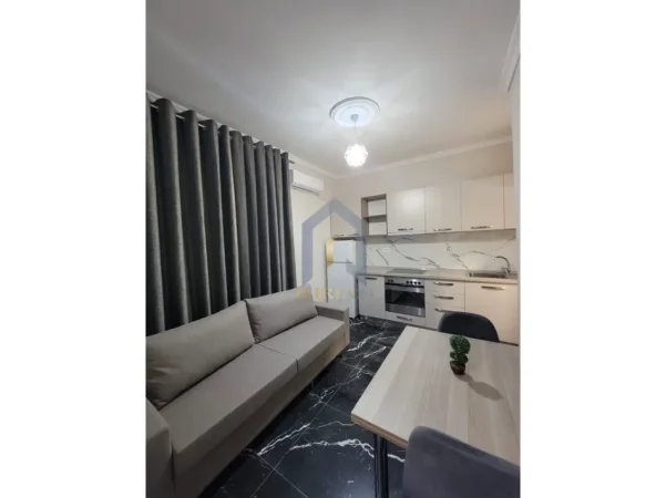 Tirane, jepet me qera apartament 1+1 Kati 2, 50 m² 400 € (Apartament 1+1 me qira perball spitalit Amerikan 3)
