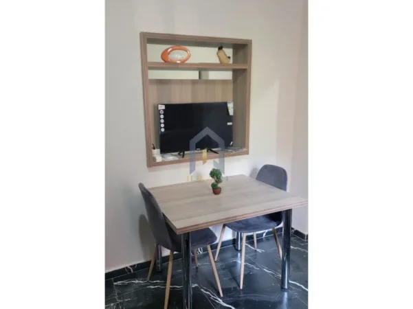 Tirane, jepet me qera apartament 1+1 Kati 2, 50 m² 400 € (Apartament 1+1 me qira perball spitalit Amerikan 3)