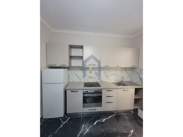 Tirane, jepet me qera apartament 1+1 Kati 2, 50 m² 400 € (Apartament 1+1 me qira perball spitalit Amerikan 3)