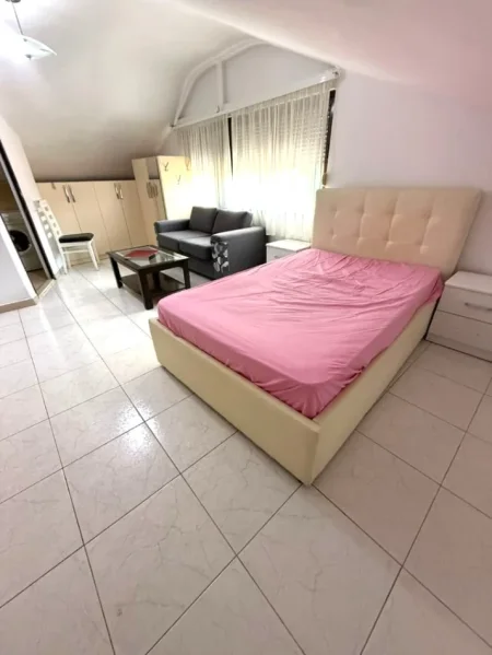 Jepet me Qera Garsoniere , e mobiluar plotësisht, pranë  Stadiumit Air Albania  tek Rruga e Elbasanit dhe Ekonomikut