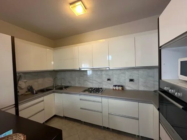 Tirane, jepet me qera apartament 2+1 Kati 7, 100 m² 850 € (Rruga e Elbasanit)