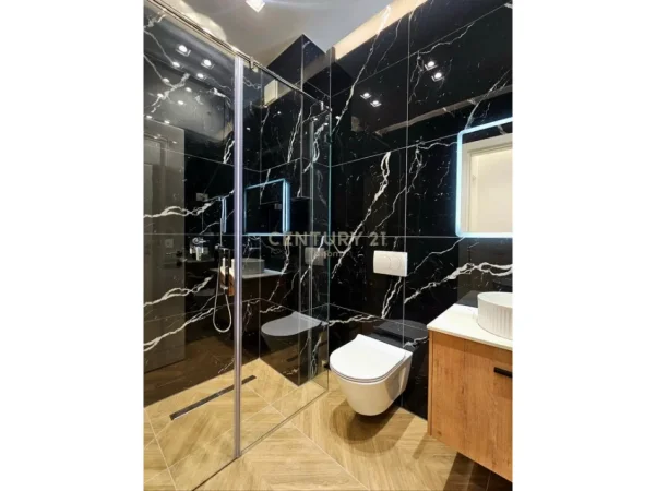 Tirane, jepet me qera apartament 2+1 Kati 4, 124 m² 1.200 € (liqeni Thate)