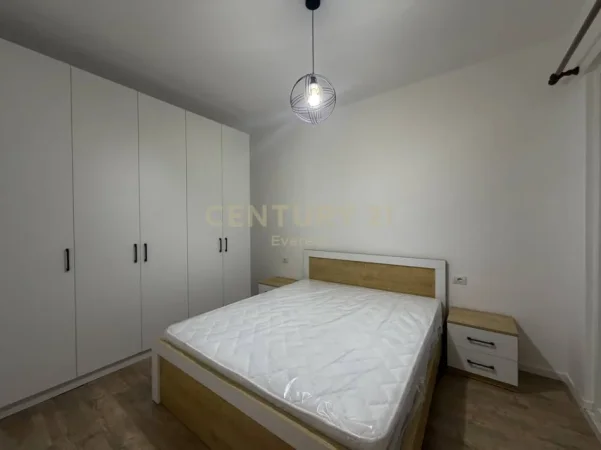 Tirane, jepet me qera apartament 1+1 Kati 3, 75 m² 500 € (laprake)