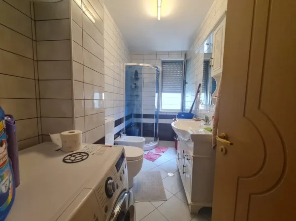 Tirane, jepet me qera apartament 1+1 Kati 3, 65 m² 650 € 