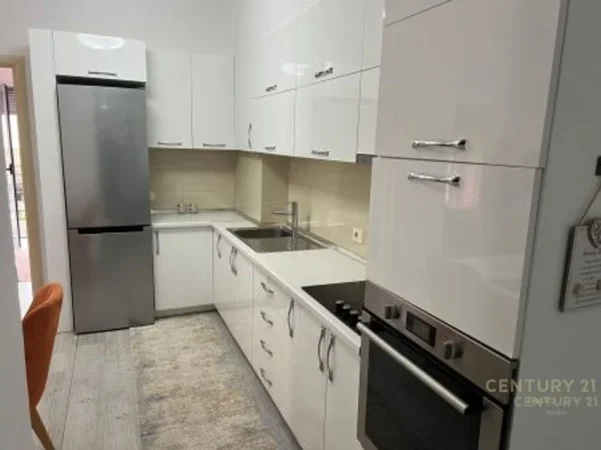Tirane, jepet me qera apartament 2+1 Kati 3, 82 m² 750 € (pazari Ri)