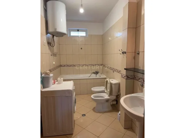 Tirane, jepet me qera apartament 2+1 Kati 3, 75 m² 600 € (ali demi)