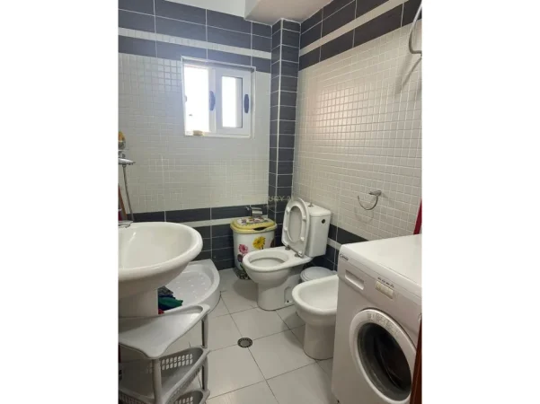 Tirane, jepet me qera apartament 2+1 Kati 5, 75 m² 400 € (katrori Allias)