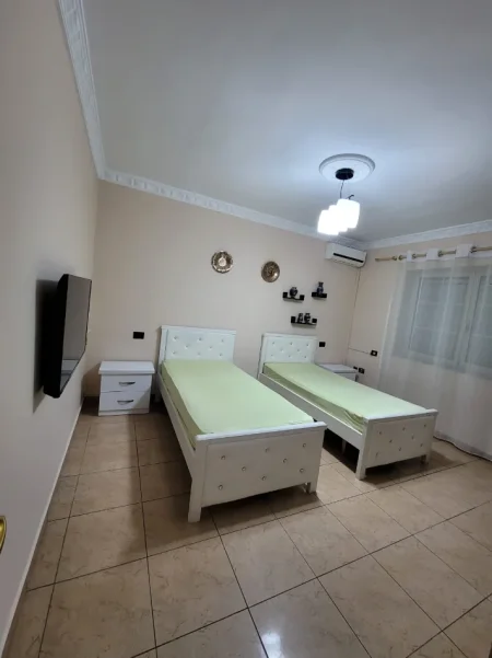 Tirane, jepet me qera apartament 2+1 Kati 1, 85 m² 650 € (Rruga Fortuzi)