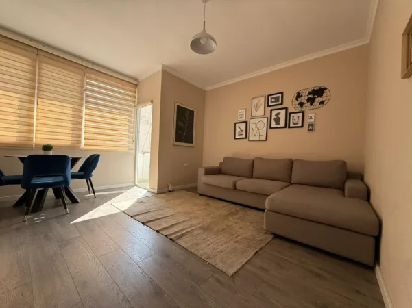 Tirane, jepet me qera apartament 1+1 , 600 € (Garda)