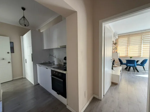 Tirane, jepet me qera apartament 1+1 , 600 € (Garda)