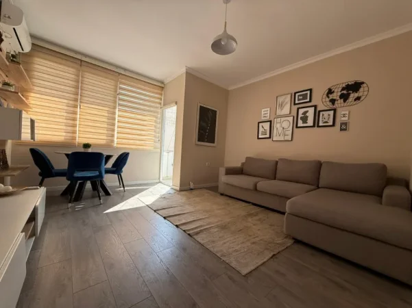Tirane, jepet me qera apartament 1+1 , 600 € (Garda)