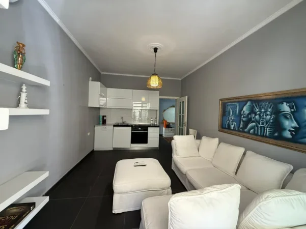 Tirane, jepet me qera apartament 1+1 , 800 € (Garda)