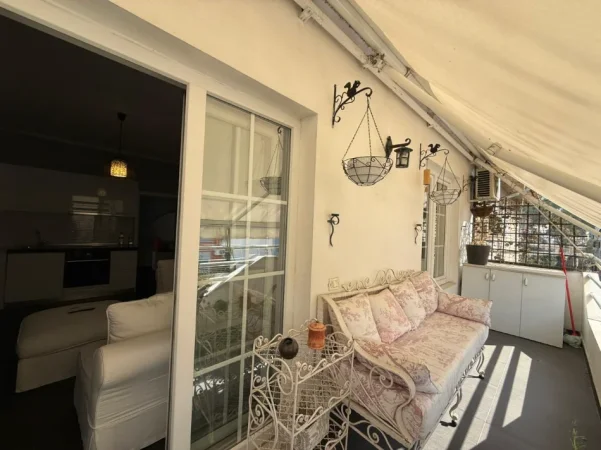 Tirane, jepet me qera apartament 1+1 , 800 € (Garda)