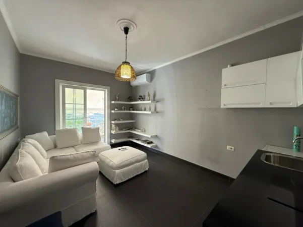 Tirane, jepet me qera apartament 1+1 , 800 € (Garda)