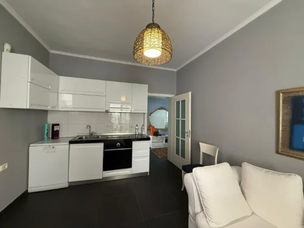 Tirane, jepet me qera apartament 1+1 , 800 € (Garda)