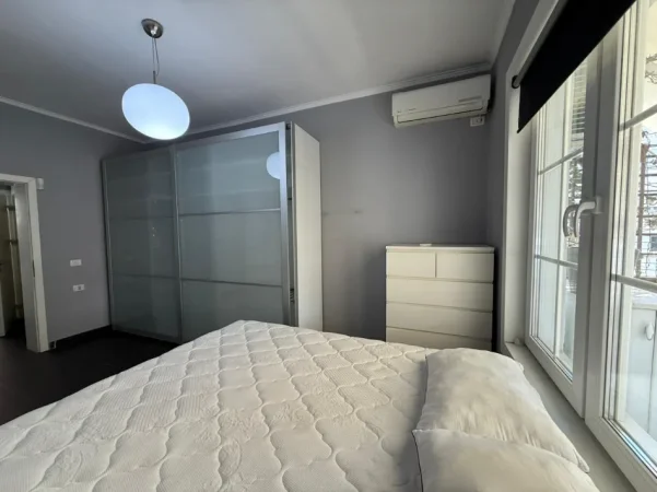 Tirane, jepet me qera apartament 1+1 , 800 € (Garda)