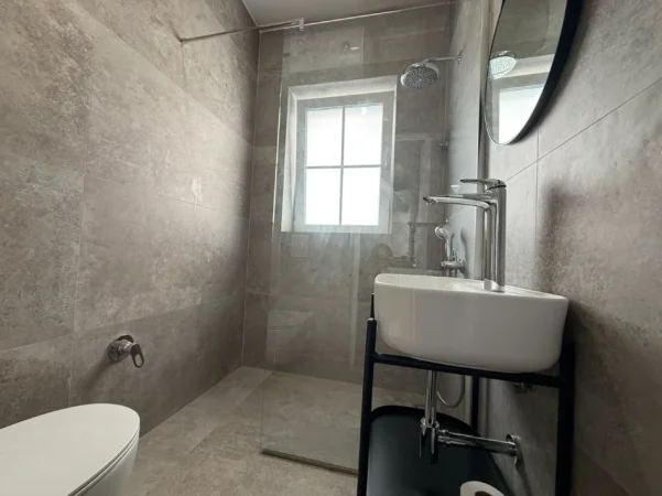 Tirane, jepet me qera apartament 1+1 , 800 € (Garda)