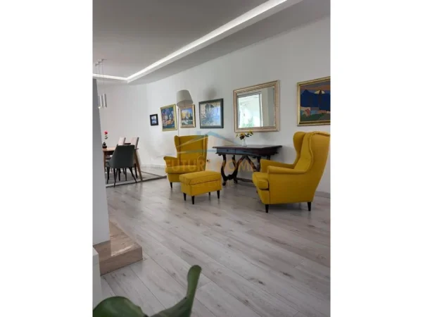 Tirane, shitet apartament 2+1+Ballkon Kati 10, 197 m² 600.000 € (Bllok)