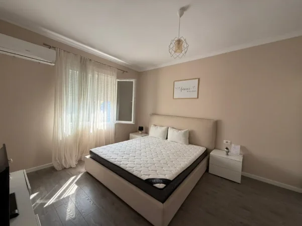 Tirane, jepet me qera apartament 1+1 , 700 € (Garda)