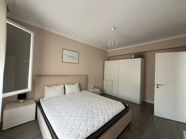 Tirane, jepet me qera apartament 1+1 , 700 € (Garda)