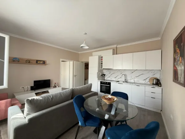 Tirane, jepet me qera apartament 1+1 , 700 € (Garda)