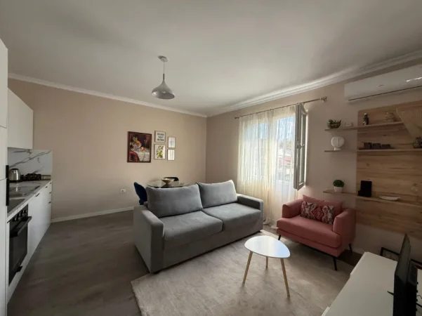 Tirane, jepet me qera apartament 1+1 , 700 € (Garda)