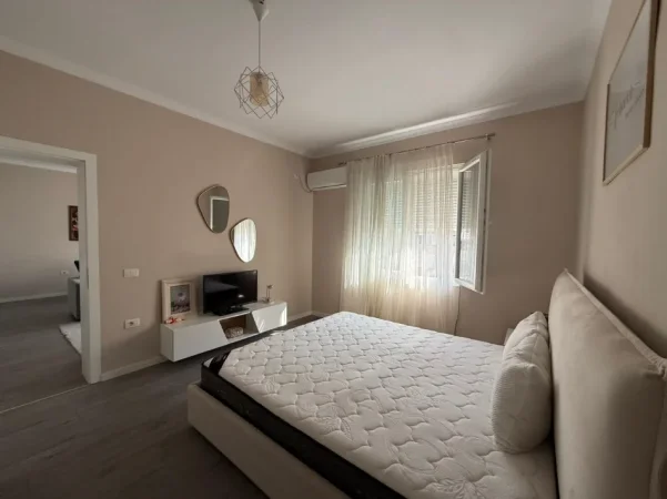Tirane, jepet me qera apartament 1+1 , 700 € (Garda)