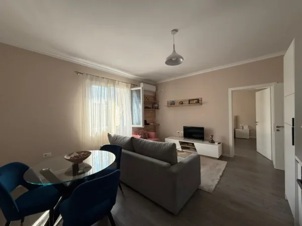 Tirane, jepet me qera apartament 1+1 , 700 € (Garda)