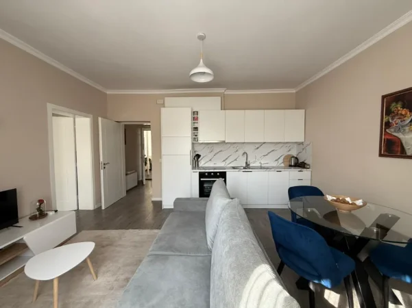 Tirane, jepet me qera apartament 1+1 , 700 € (Garda)