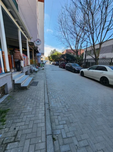 Shitet, Apartament 1+1, pranë Shkollës "Bajram Curri" Plazh Durres!