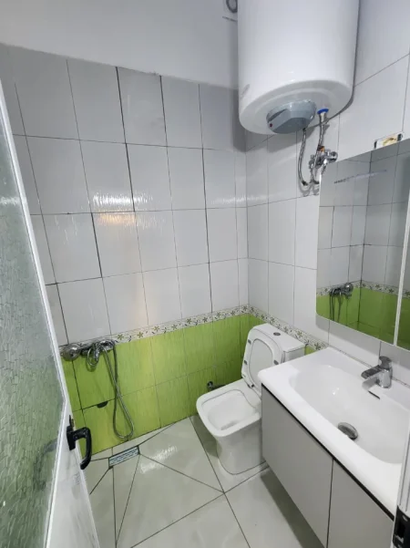 Shitet, Apartament 1+1, pranë Shkollës "Bajram Curri" Plazh Durres!