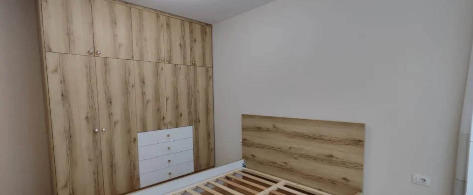 Tirane, jepet me qera apartament 1+1 Kati 3, 65 m² 700 € (Stacioni i Trenit)