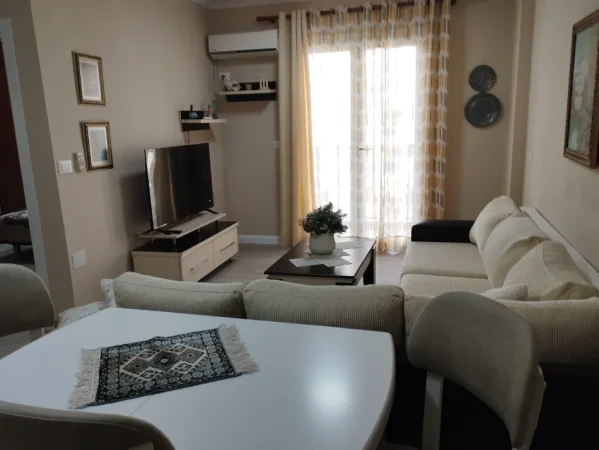 Tirane, jepet me qera apartament 1+1+Ballkon Kati 4, 60 m² (RRUGA 5 MAJI)