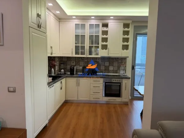 Tirane, jepet me qera apartament 2+1+Ballkon , 94 m² 750 € 