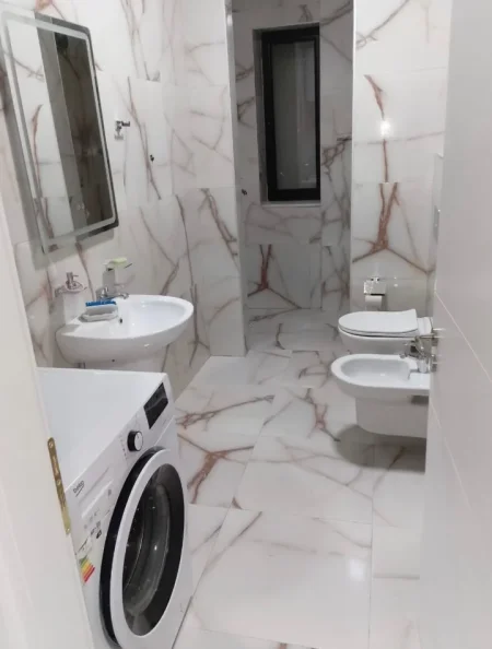 Tirane, jepet me qera apartament 1+1+Ballkon Kati 6, 65 m² 450 € 