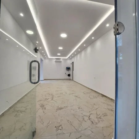 Tirane, jepet me qera dyqan Kati 0, 50 m² 1.000 € (MUHAMET GJOLLESHA)