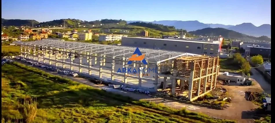 Tirane, jepet me qera magazine Kati 0, 4.400 m² 20.000 € 